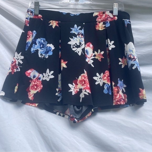 Express Pants - Express black floral lightweight shorts, size small petite